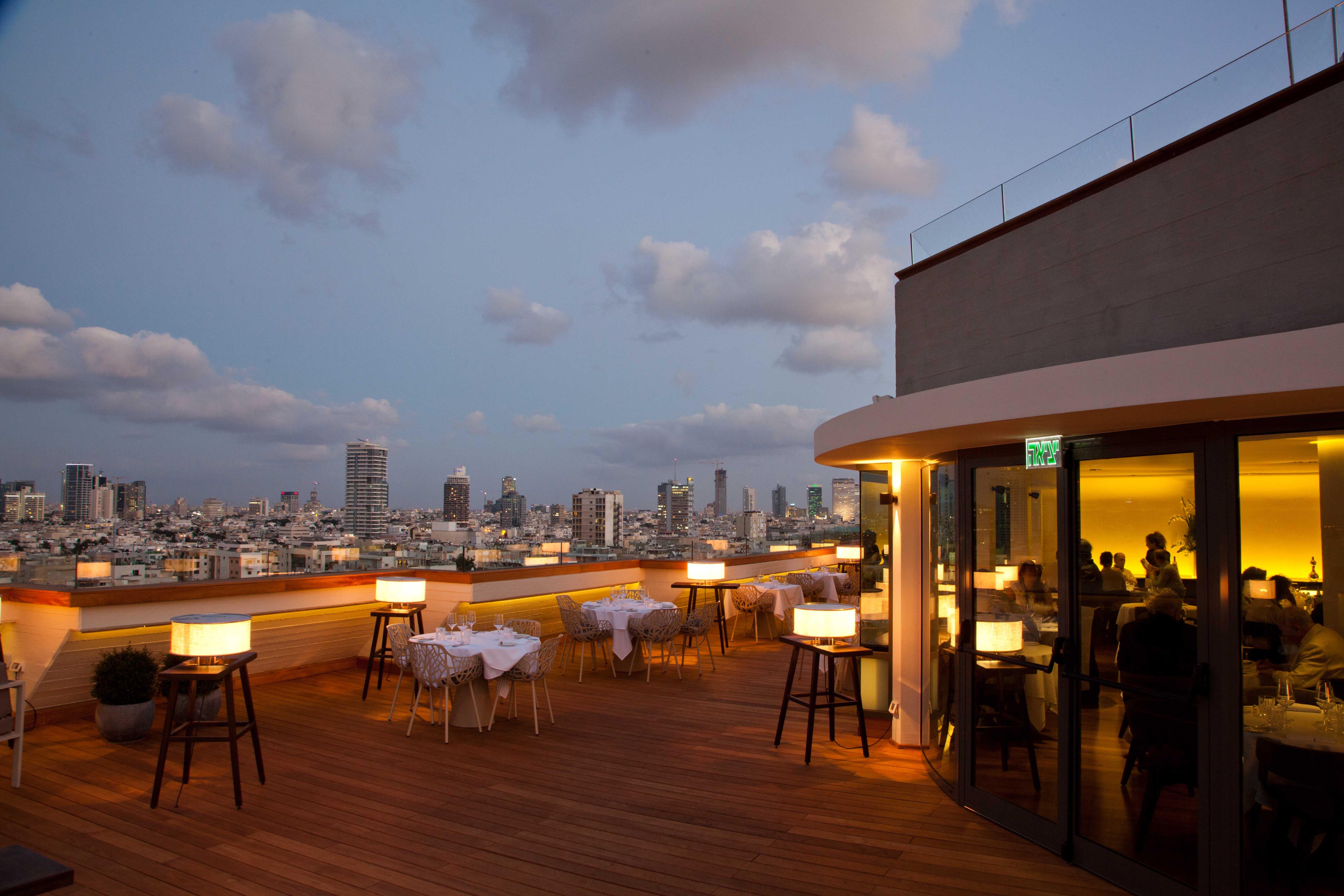 Carlton - Luxury On The Hotel