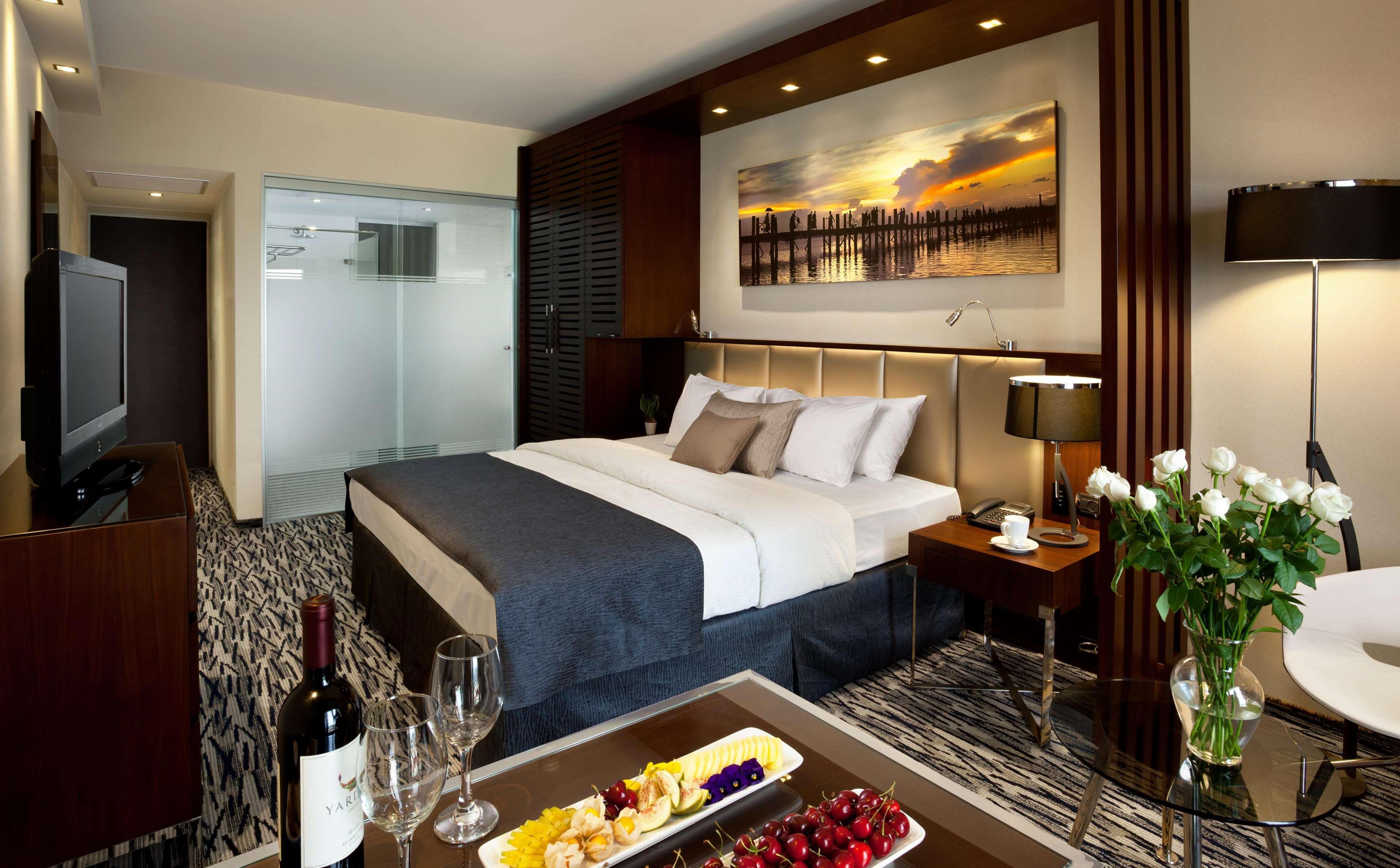 Carlton - Luxury On The Hotel