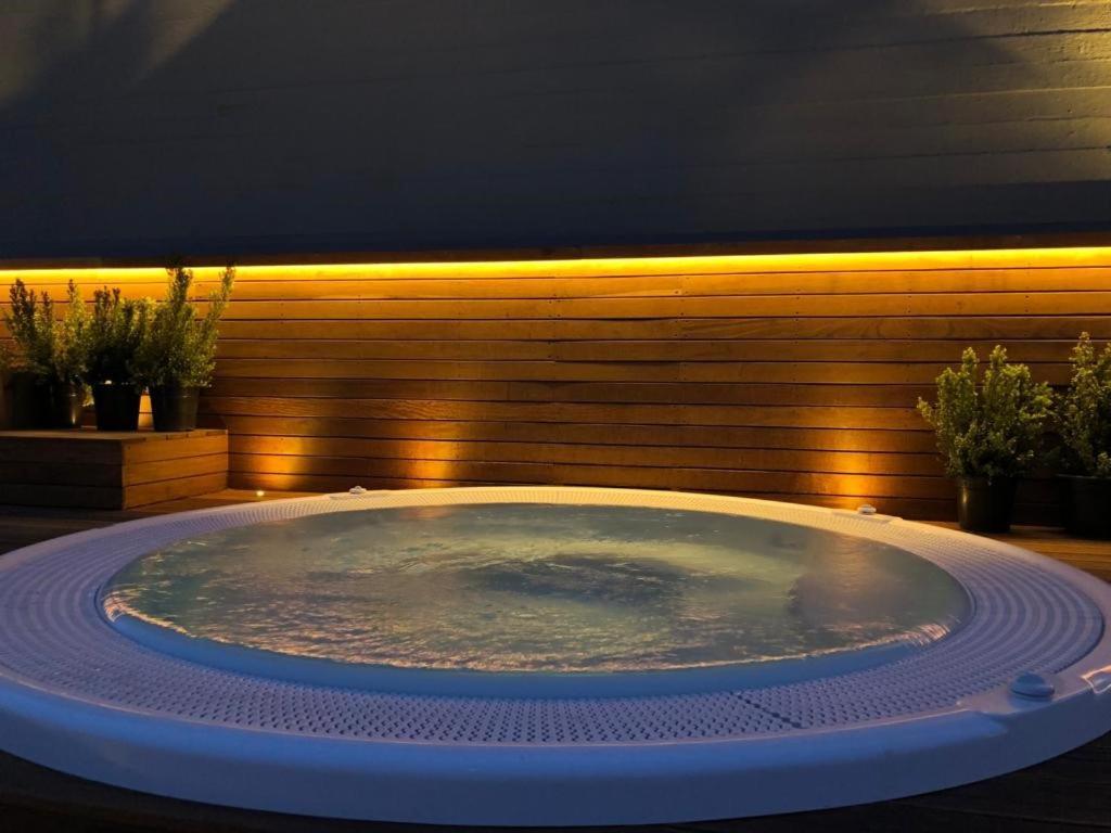 Carlton - Luxury On The Hotel