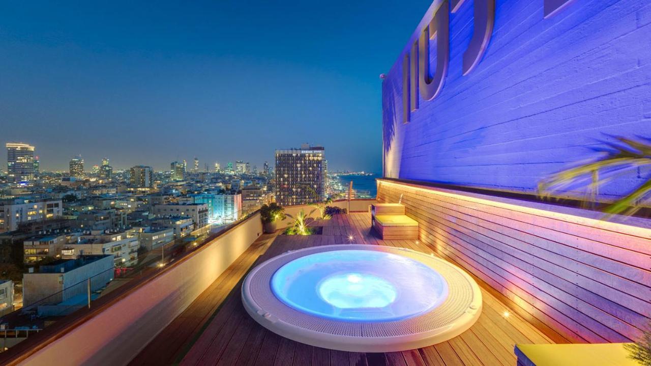 Carlton - Luxury On The Hotel