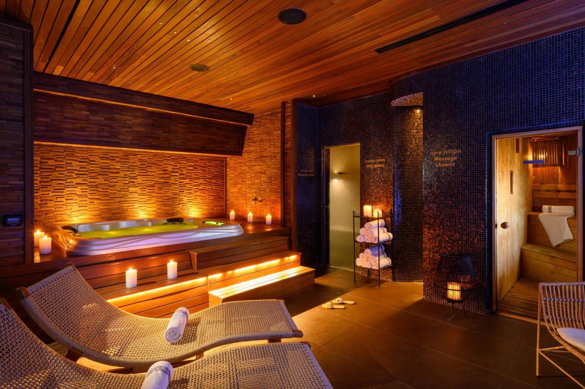 Carlton - Luxury On The Hotel