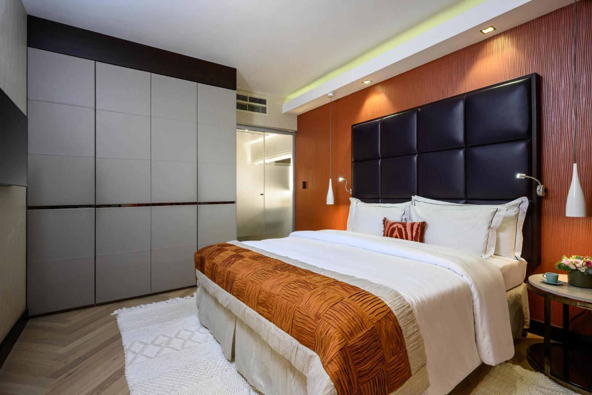 Carlton - Luxury On The Hotel